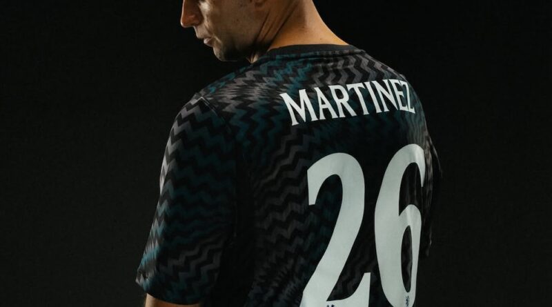 Dibu Martínez fue presentado como nuevo jugador del Chelsea