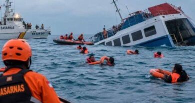 Indonesia localiza semihundido el barco naufragado que dejó seis muertos y 129 desaparecidos