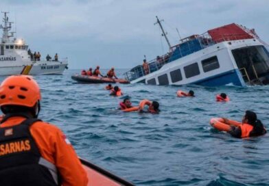 Indonesia localiza semihundido el barco naufragado que dejó seis muertos y 129 desaparecidos