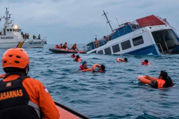 Indonesia localiza semihundido el barco naufragado que dejó seis muertos y 129 desaparecidos