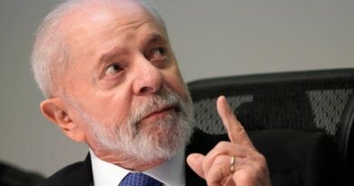 Lula y Flávio Bolsonaro siguen empatados a tres semanas de las elecciones en Brasil