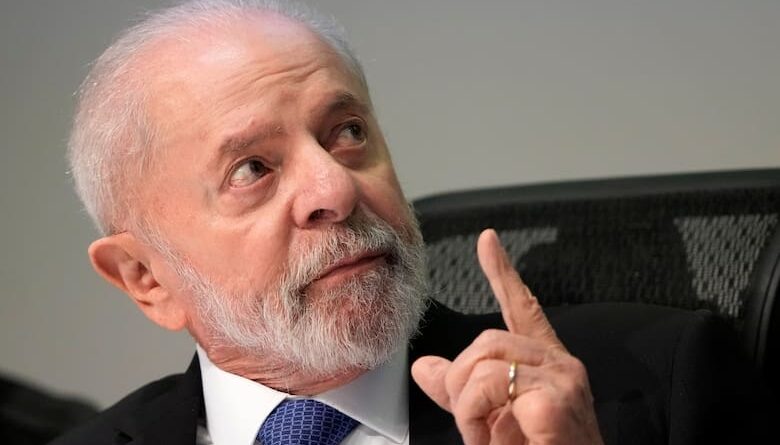 Lula y Flávio Bolsonaro siguen empatados a tres semanas de las elecciones en Brasil