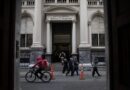 El BCRA amplió un cupo para que los bancos puedan tener más bonos y estiró los plazos de desarme de puts