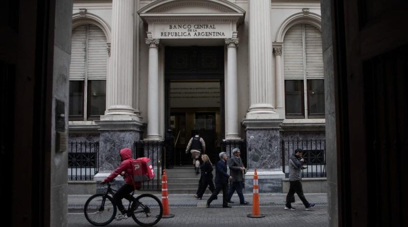 El BCRA amplió un cupo para que los bancos puedan tener más bonos y estiró los plazos de desarme de puts