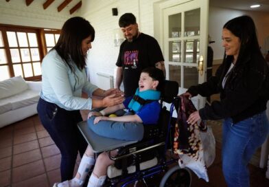 La nueva vida de Bastian casi 10 meses después del dramático choque en Pinamar: pasó 17 operaciones y se reencontró con la médica que lo salvó
