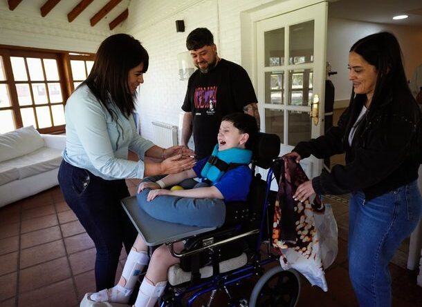 La nueva vida de Bastian casi 10 meses después del dramático choque en Pinamar: pasó 17 operaciones y se reencontró con la médica que lo salvó