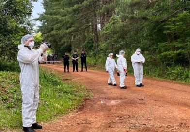 Hallan a una pareja asesinada a puñaladas en un auto en Misiones mientras su hijo de 2 años dormía en el asiento trasero