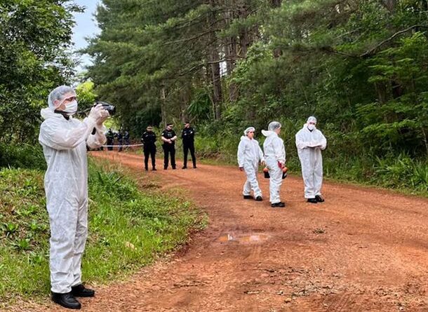 Hallan a una pareja asesinada a puñaladas en un auto en Misiones mientras su hijo de 2 años dormía en el asiento trasero