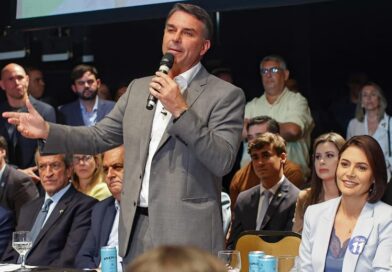 Flavio Bolsonaro modera su propuesta constitucional y precisa las reformas que planea impulsar Flavio Bolsonaro modera su propuesta constitucional y precisa las reformas que planea impulsar