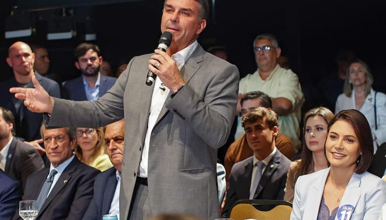 Flavio Bolsonaro modera su propuesta constitucional y precisa las reformas que planea impulsar Flavio Bolsonaro modera su propuesta constitucional y precisa las reformas que planea impulsar