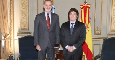 Milei intentó reunirse con Felipe VI, pero Zarzuela le exigió incluir también a Pedro Sánchez