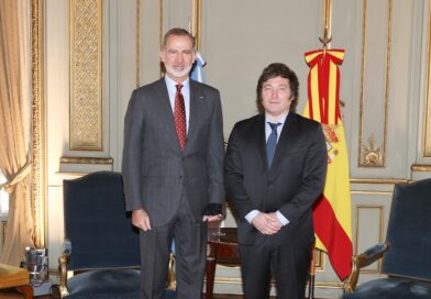 Milei intentó reunirse con Felipe VI, pero Zarzuela le exigió incluir también a Pedro Sánchez