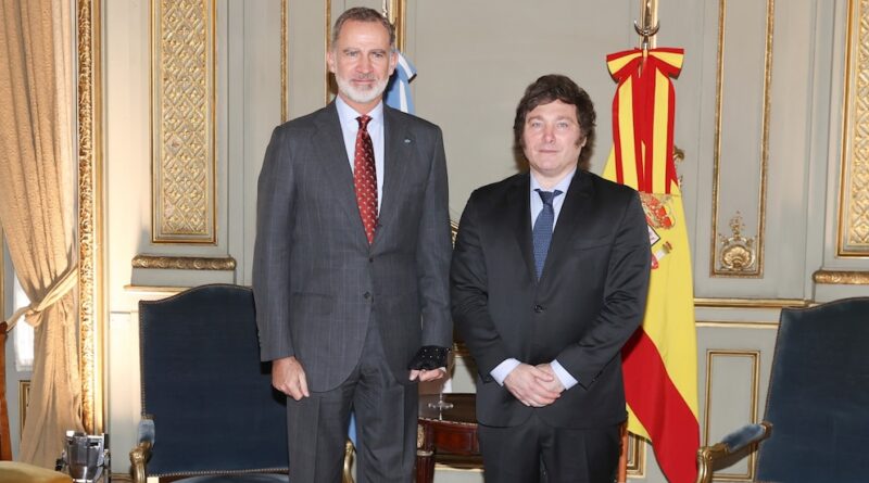 Milei intentó reunirse con Felipe VI, pero Zarzuela le exigió incluir también a Pedro Sánchez