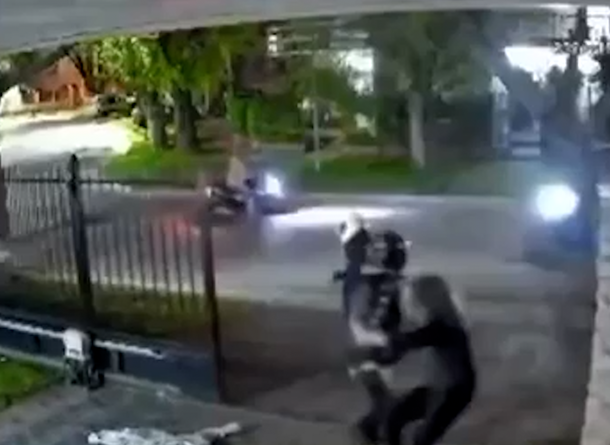 Mujer suplica durante un violento intento de robo: Déjame, no tengo nada